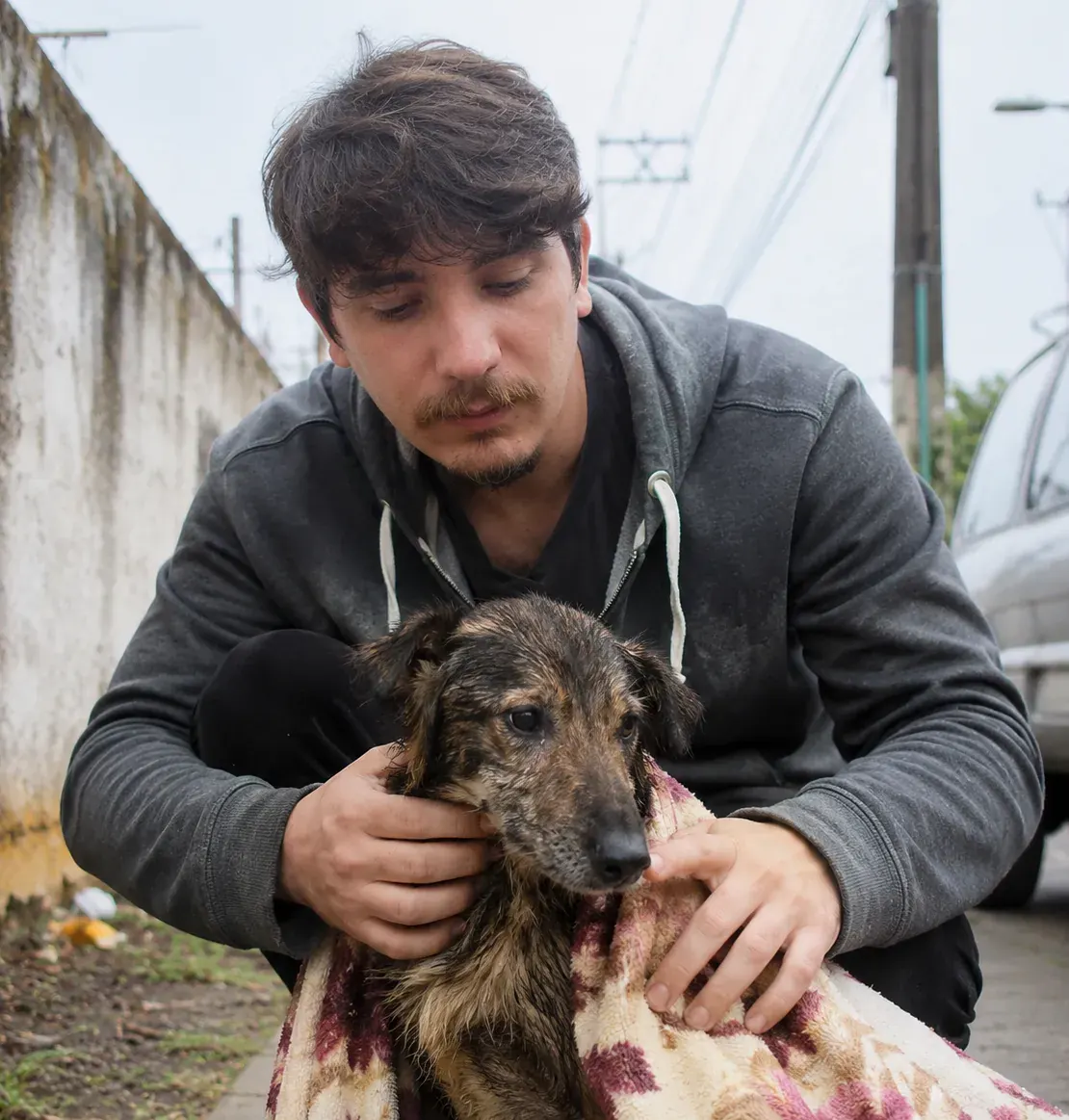 Caio entre os animais de que cuida todos os dias